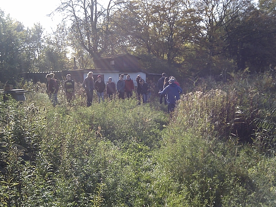 Photo: The group explores the area around the Badeborn pond and gains insights into goals and measures on site.