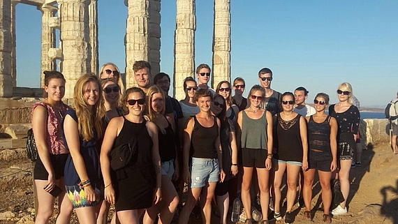 Gruppenfoto: Exkursionsteilnehmende in Athen.