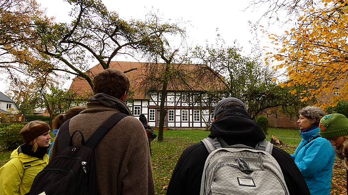Photo: Roswitha Kirsch-Stracke (right) used the example of the vicarage to explain the half-timbered construction typical of the region, a combination of post and beam construction (left) and storey construction (right).